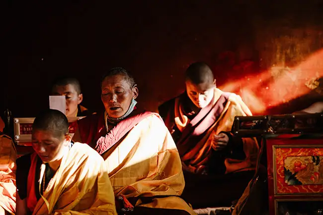 monaci in meditazione