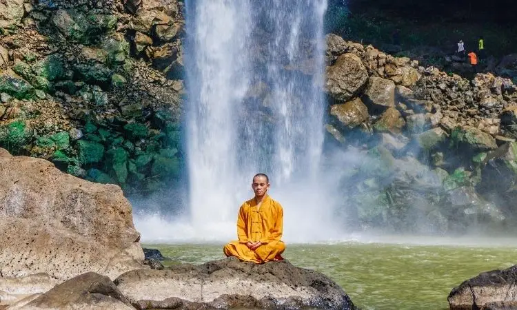 meditazione sotto una cascata