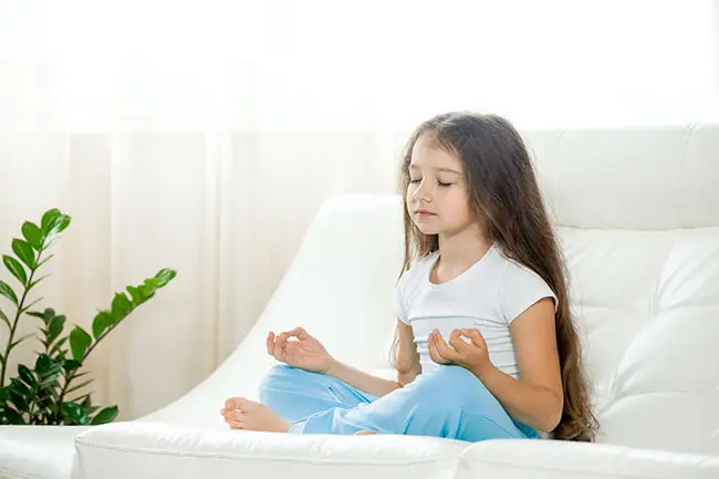 bambina che medita