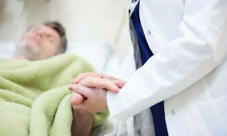 medico stringe la mano di un paziente in ospedale