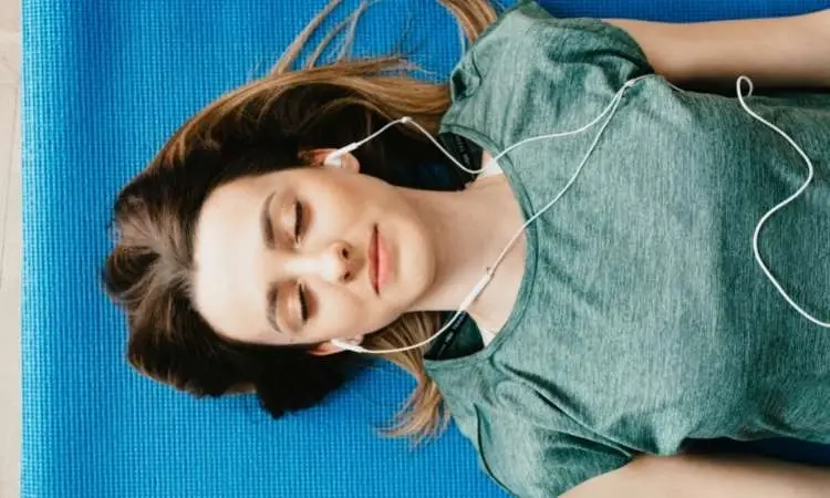 ragazza medita con la musica nelle orecchie