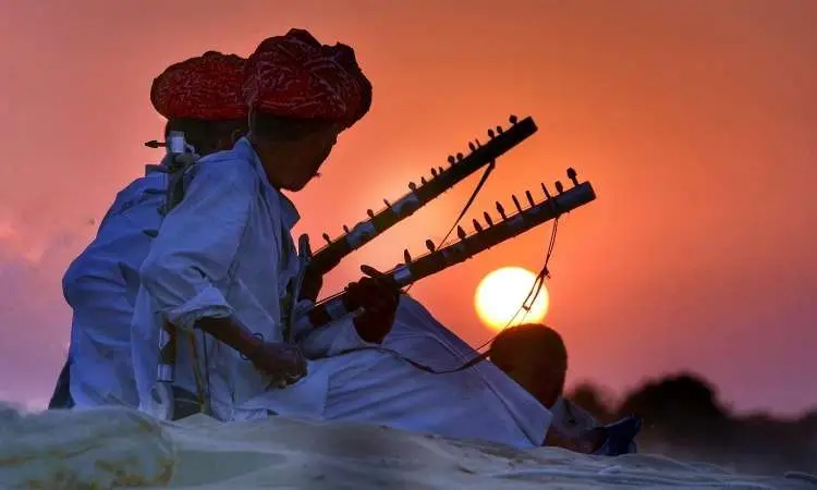 musicisti indiani al tramonto con i loro strumenti musicali