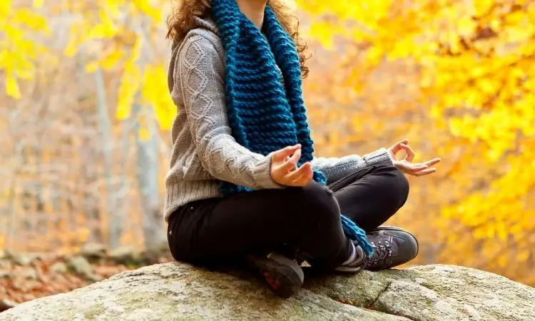 donna medita in autunno