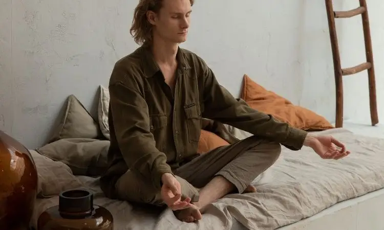 uomo medita in un angolo della sua casa dedicato alla meditazione
