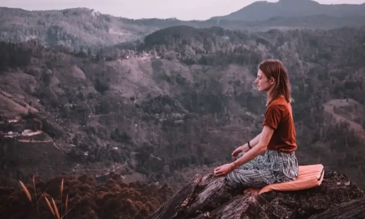 donna medita in montagna