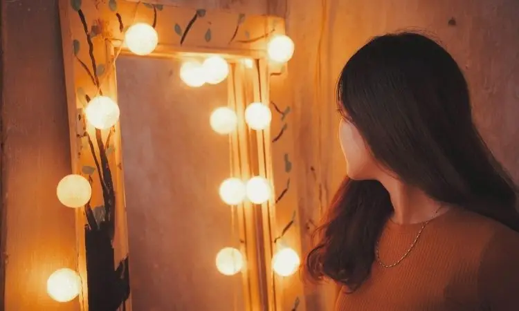 donna guarda in uno specchio vuoto