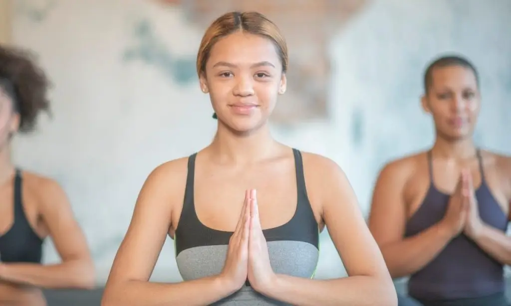 ragazza adolescente in meditazione