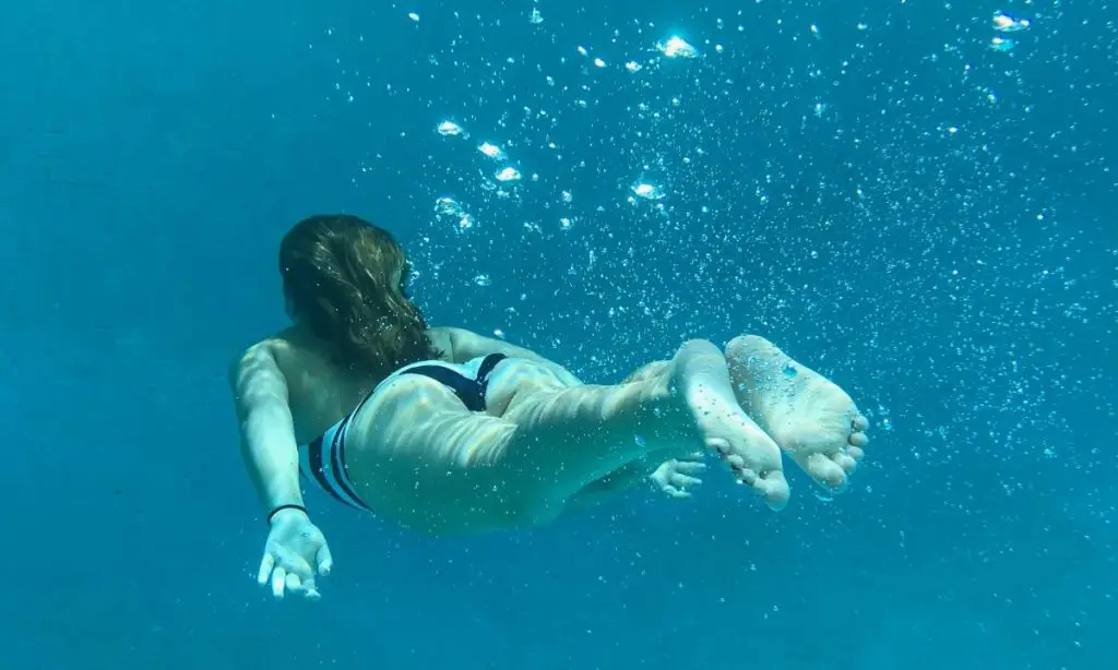 donna nuota nel mare