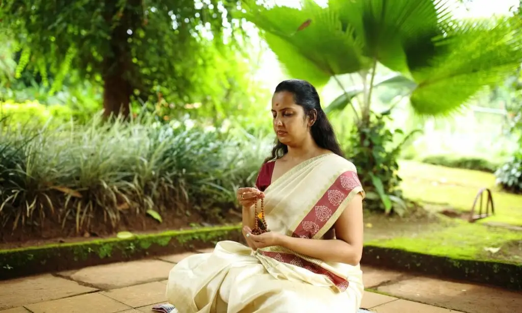 atman e brahman, donna che medita in india