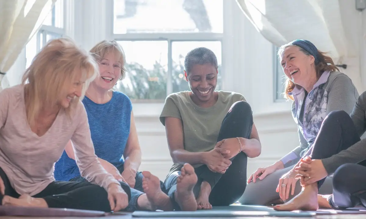 un gruppo di anziani pratica lo yoga della risata