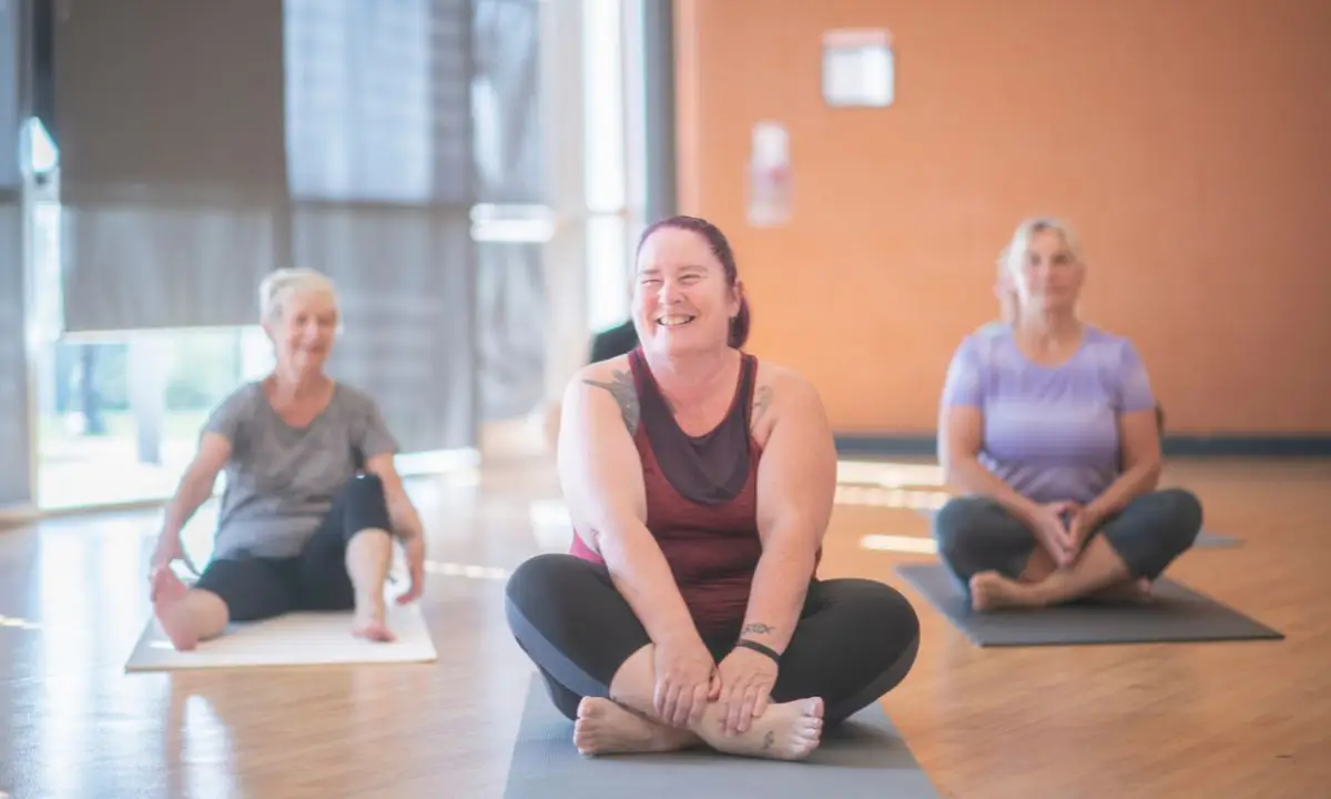 donna ride durante lo yoga