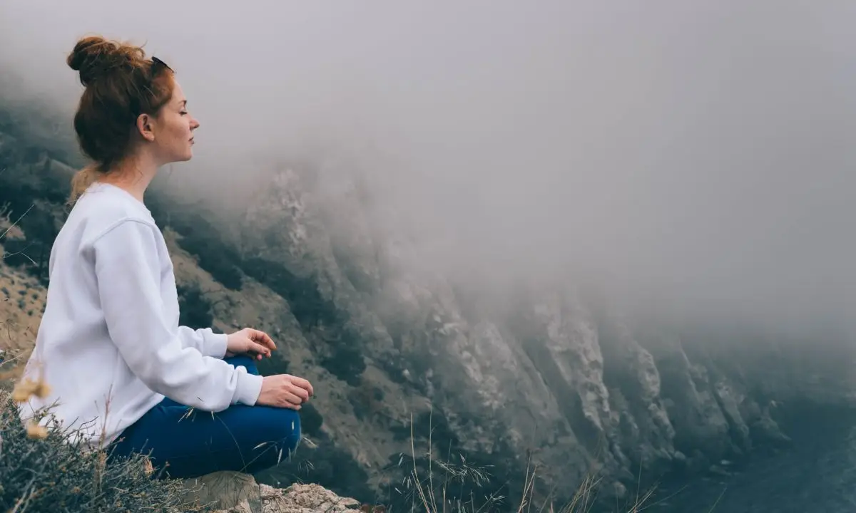 donna medita da sola su una montagna
