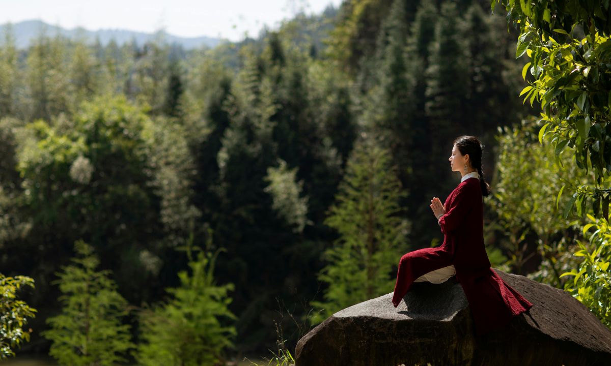 donna asiatica in meditazione in mezzo alla natura
